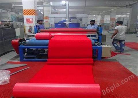 PVC喷丝地毯挤出生产线