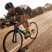 橡胶与路面的结合处证明自行车轮胎的性能